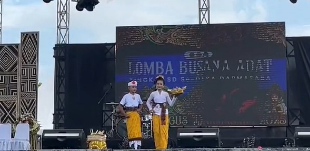 Lomba Busana Adat ke Pura Tingkat SD se-Desa Darmasaba